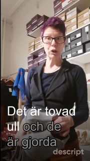 ❄️ Fryser du också om fötterna mellan danserna?
Det gör i alla fall jag – särskilt på långa helger som tangomarathon 💛

Därför har vi nu tagit in ulltofflor från OmaKing, direkt från tillverkaren i Estland. Tovad ull som värmer, mjuka och flexibla sulor och en härlig barfotakänsla för dig som gillar bred tåbox och naturlig rörelse.

✔️ Lätt gummisula undertill – ger fäste och skyddar mot slitage
✔️ Finns i dubbelstorlekar med vikbar häl
✔️ Perfekta när du inte dansar men ändå vill glida runt bekvämt

Danspaus, hemma, kurshelg eller festival – dina fötter kommer tacka dig 🥰
Finns nu i butik och webshop ✨

#danspårosor #ulltofflor #barfotakänsla #dansliv #tango #socialdans #varmafötter #omaking